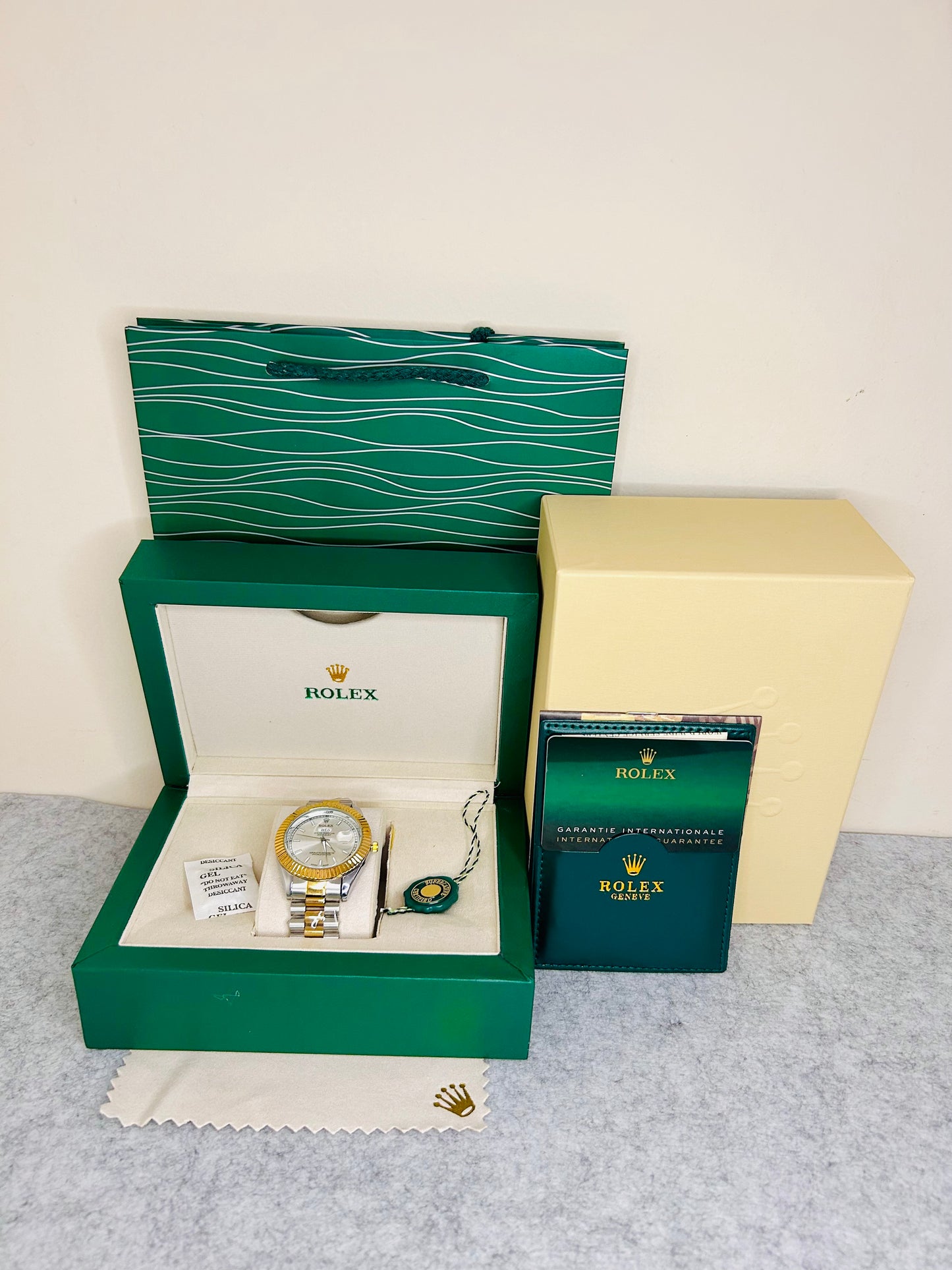 Off-White Dial Luxury Watch with Gold-Silver Chain – 42mm & Original Rolex Box