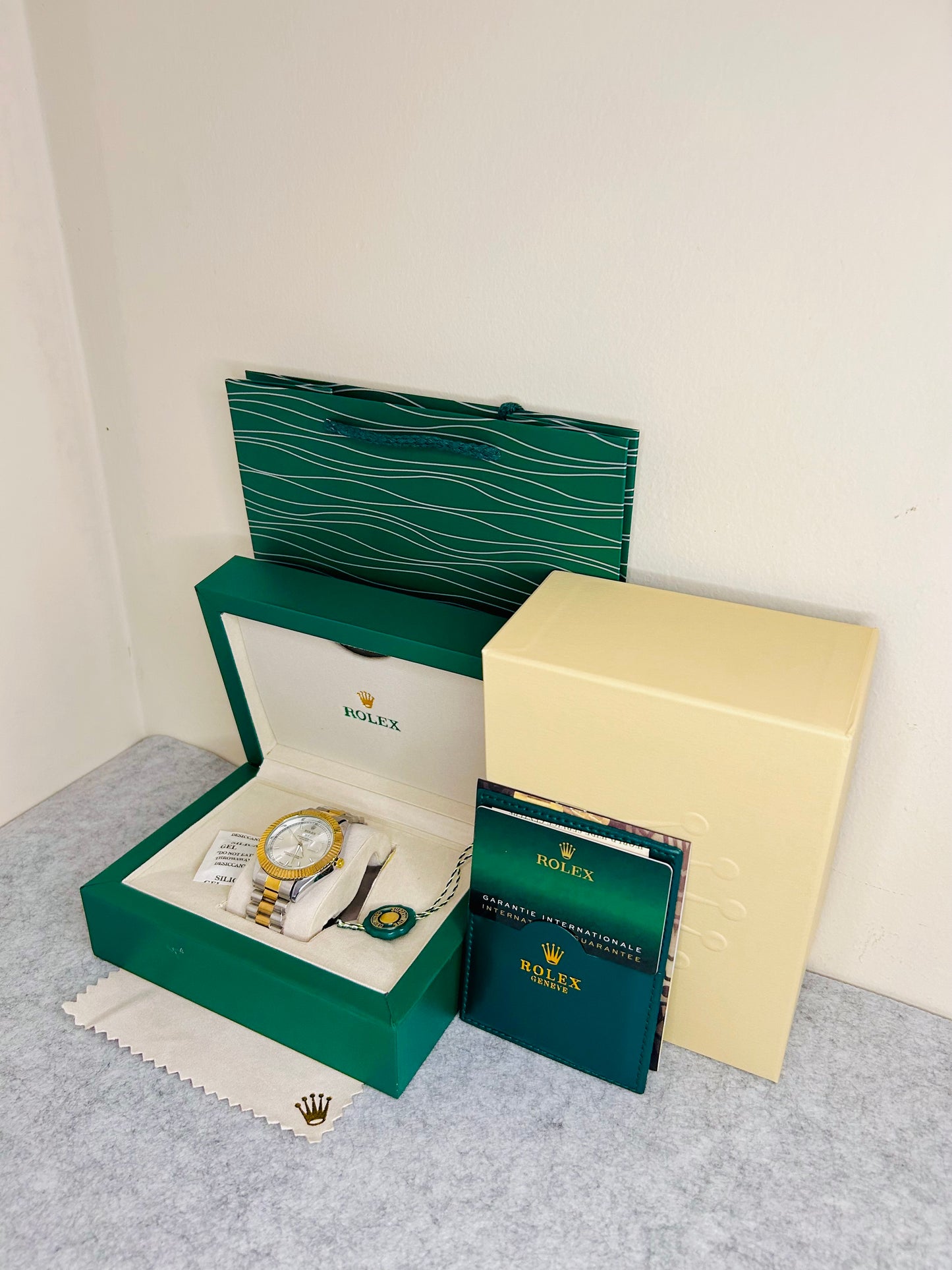 Off-White Dial Luxury Watch with Gold-Silver Chain – 42mm & Original Rolex Box