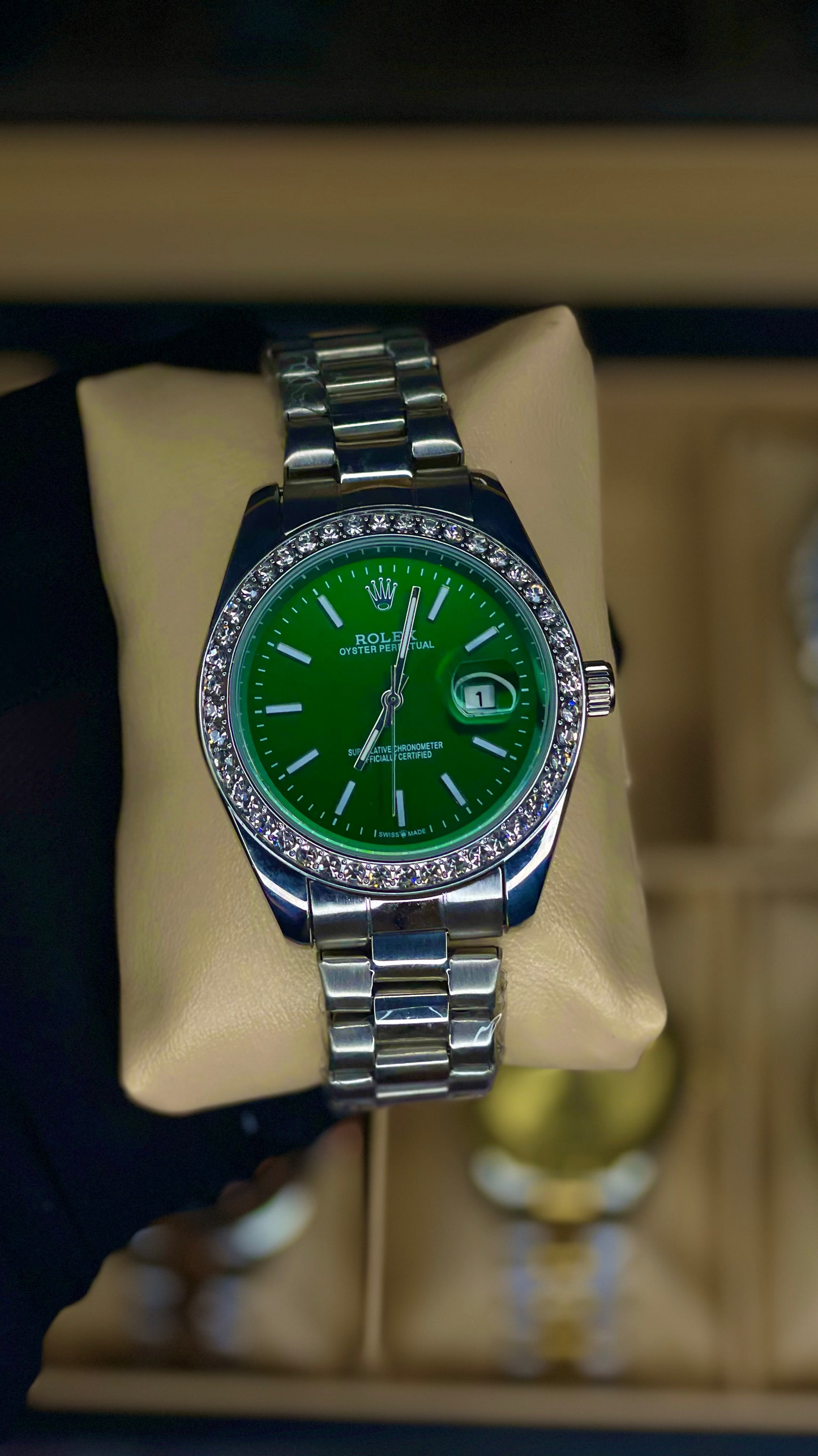 Green Dial Luxury Watch with Stainless Steel Band