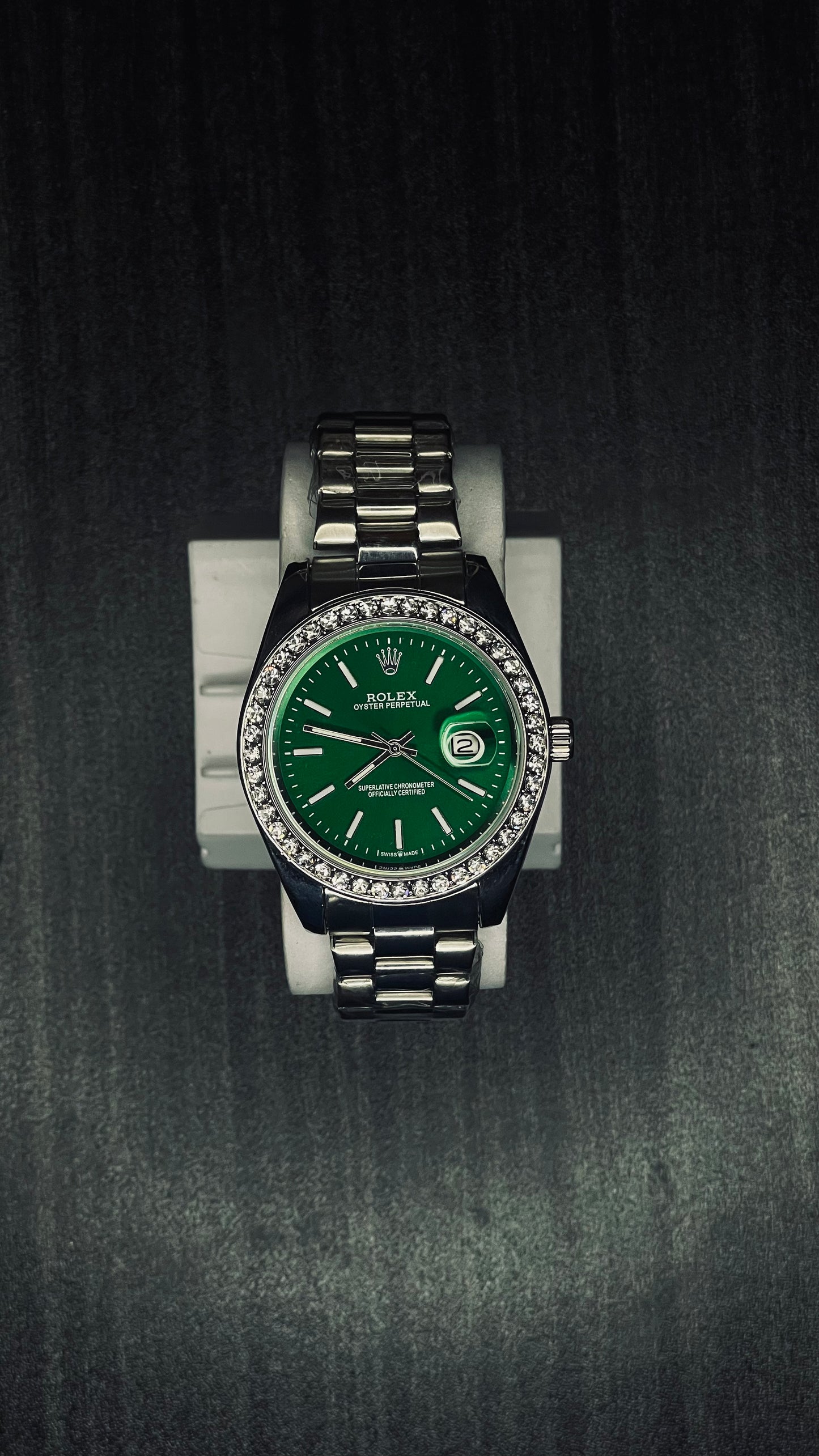 Green Dial Luxury Watch with Stainless Steel Band