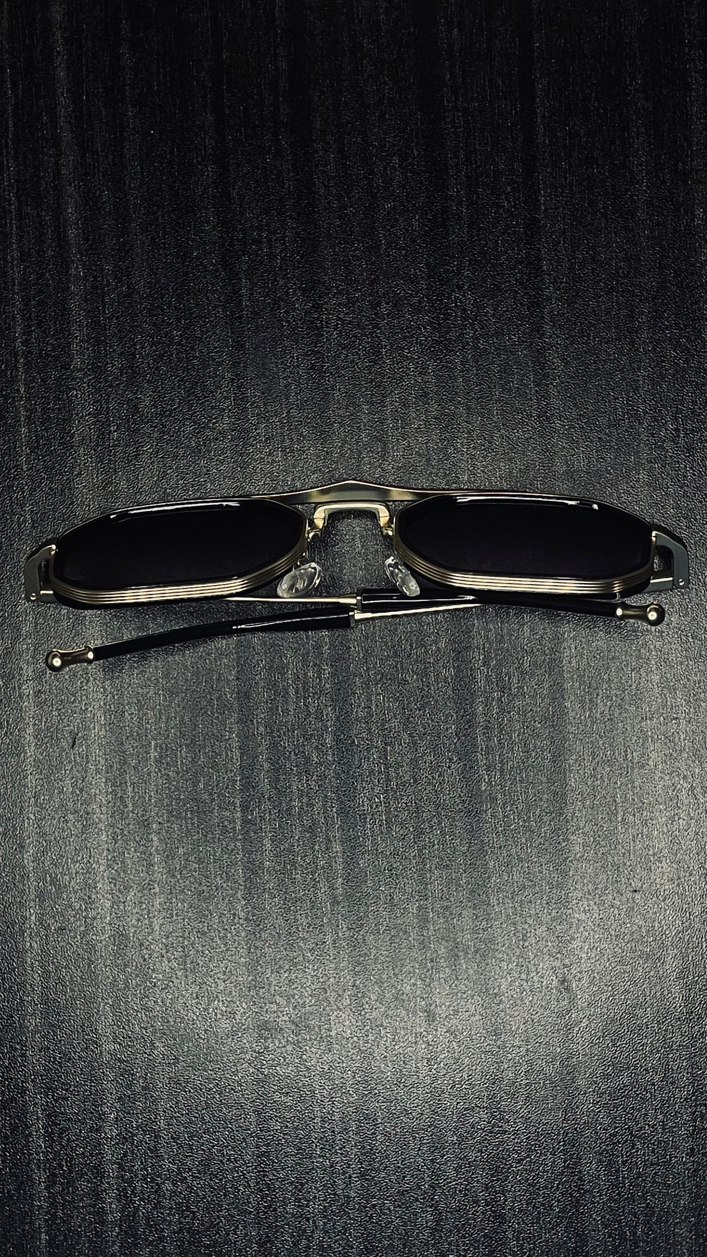 Black & Gold Luxury Sunglass – Elegant Design